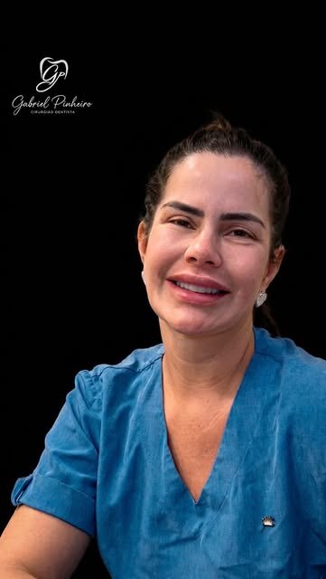 Paciente com facetas superiores em resina