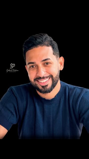 Paciente com o novo sorriso após facetas em resina